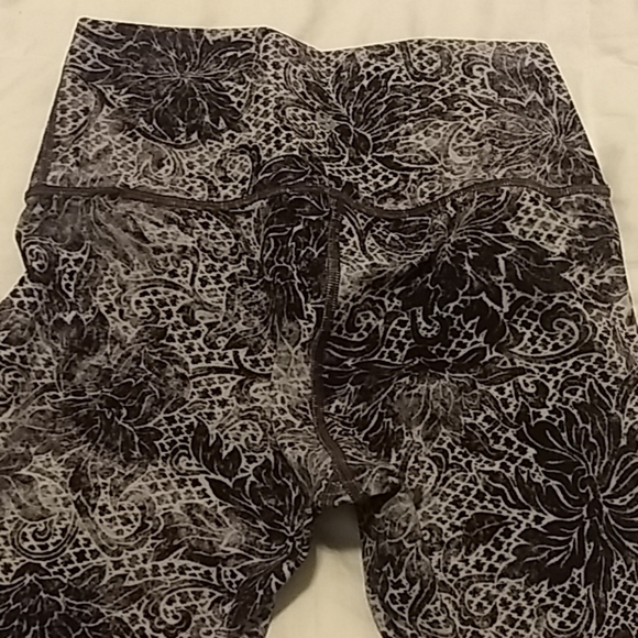 Lululemon Wunder Under Crop - Picture 2 of 8